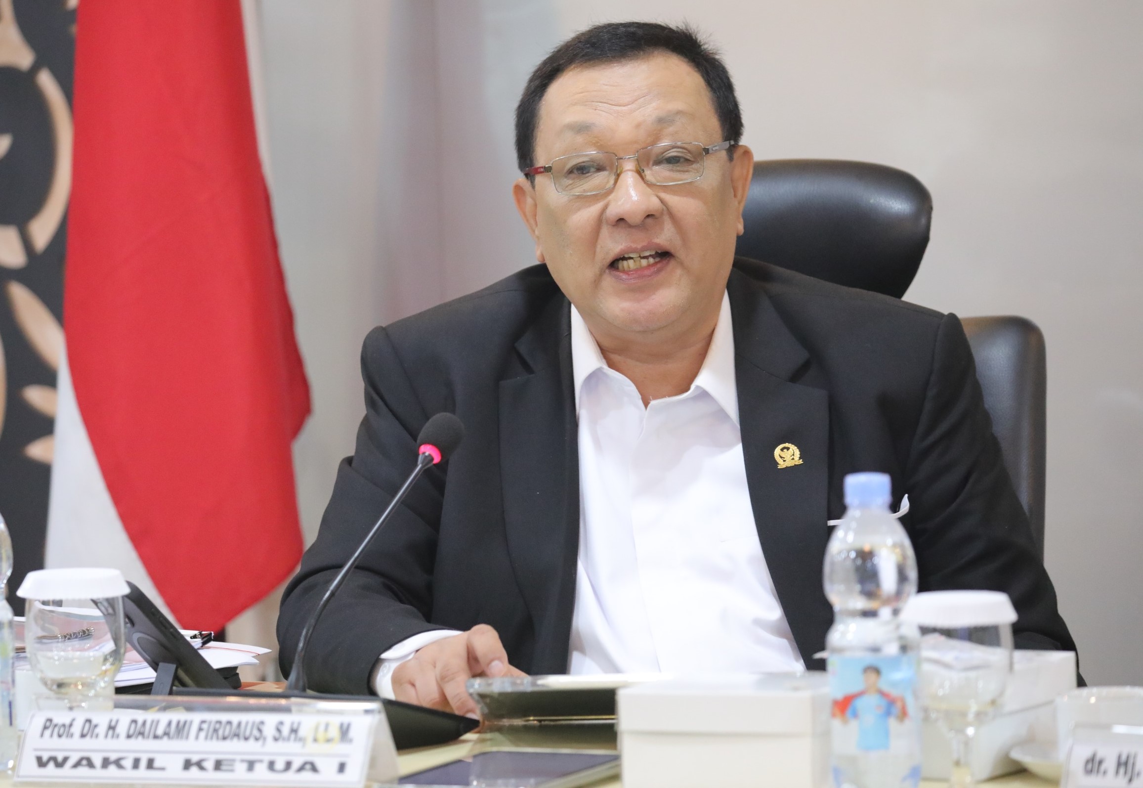 Kvartirada rus askarlarining xorozlarini sorayotgan geyning videosi